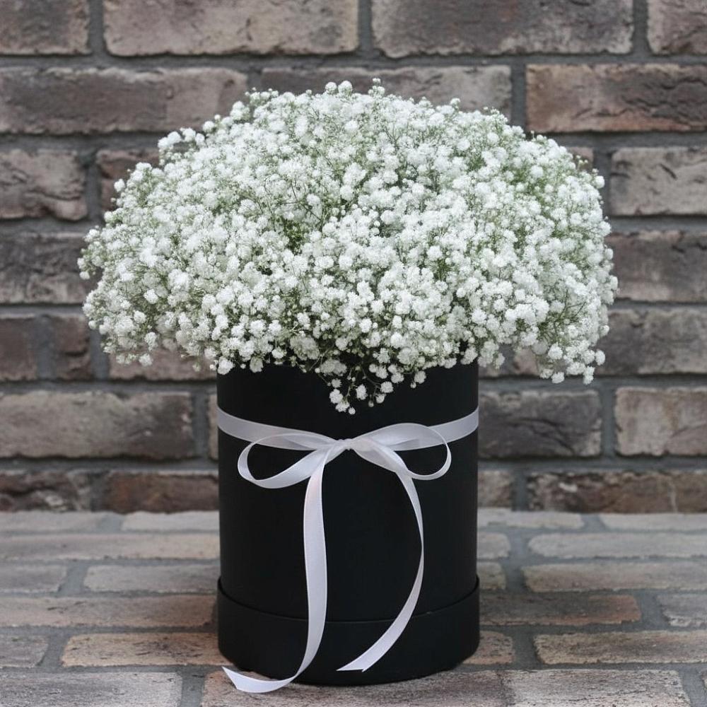 Цветочная композиция из Гипсофила в шляпной коробке в Федоровка Тульская область