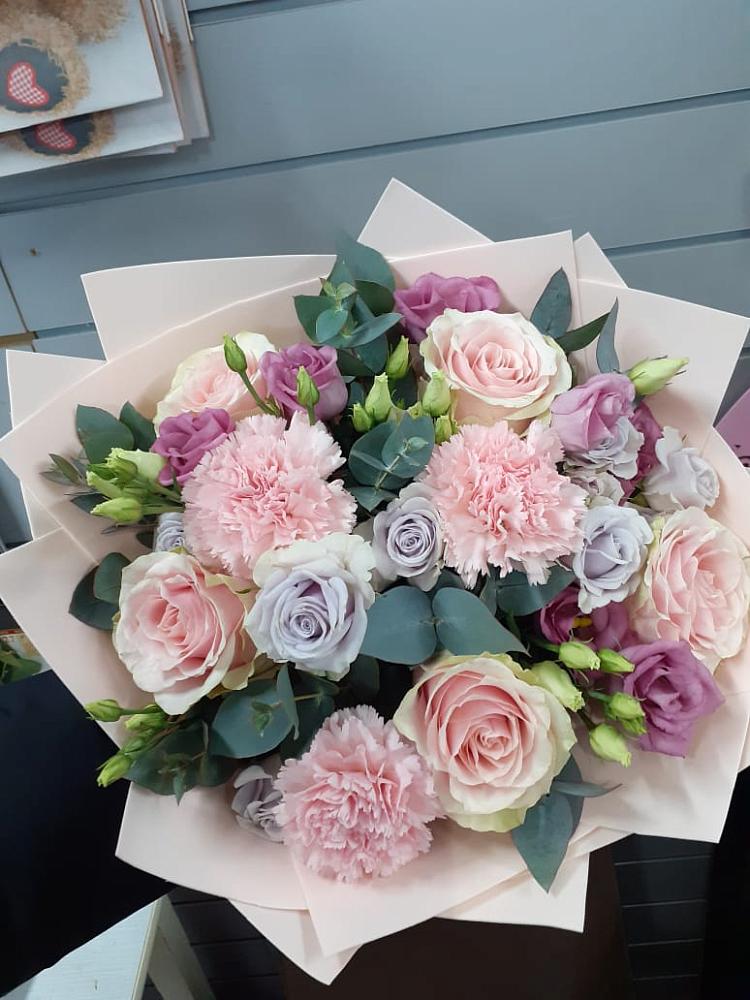 Букет цветов из: Розы, Гвоздики и Лизиантусы в Федоровка Тульская область